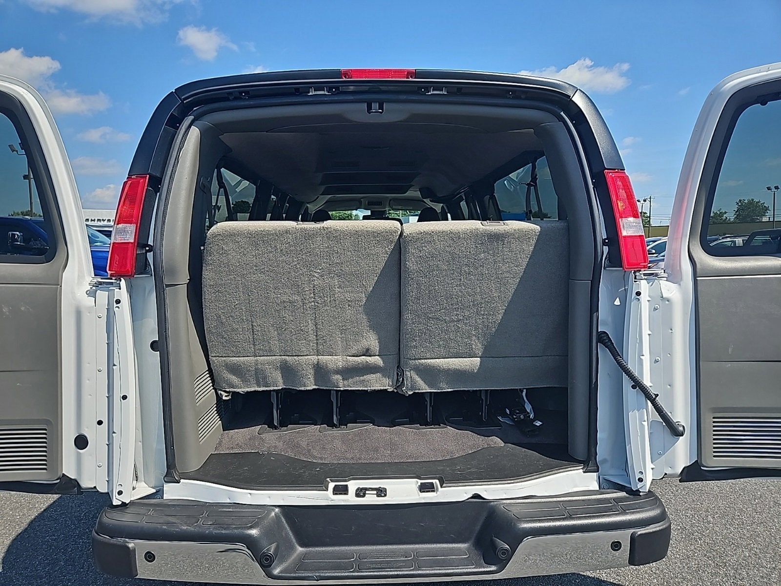 2024 Chevrolet Express Passenger 3500 1LT