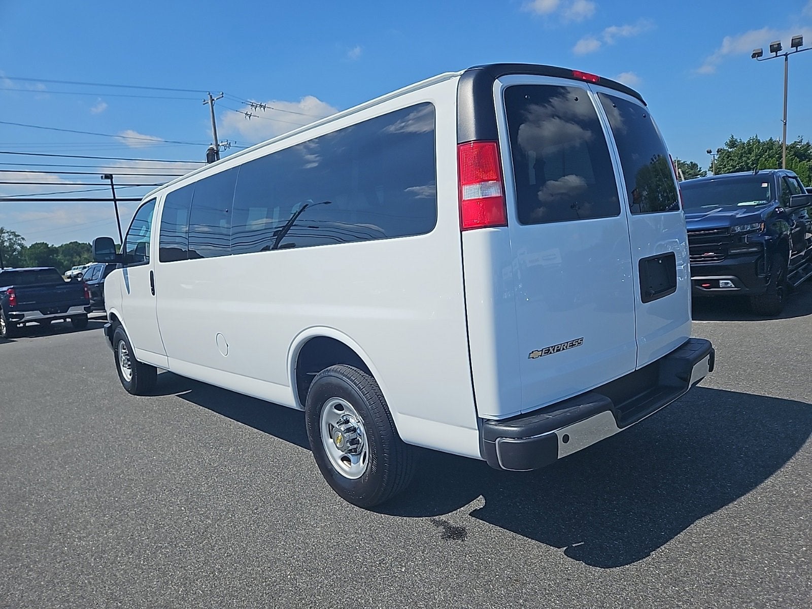 2024 Chevrolet Express Passenger 3500 1LT