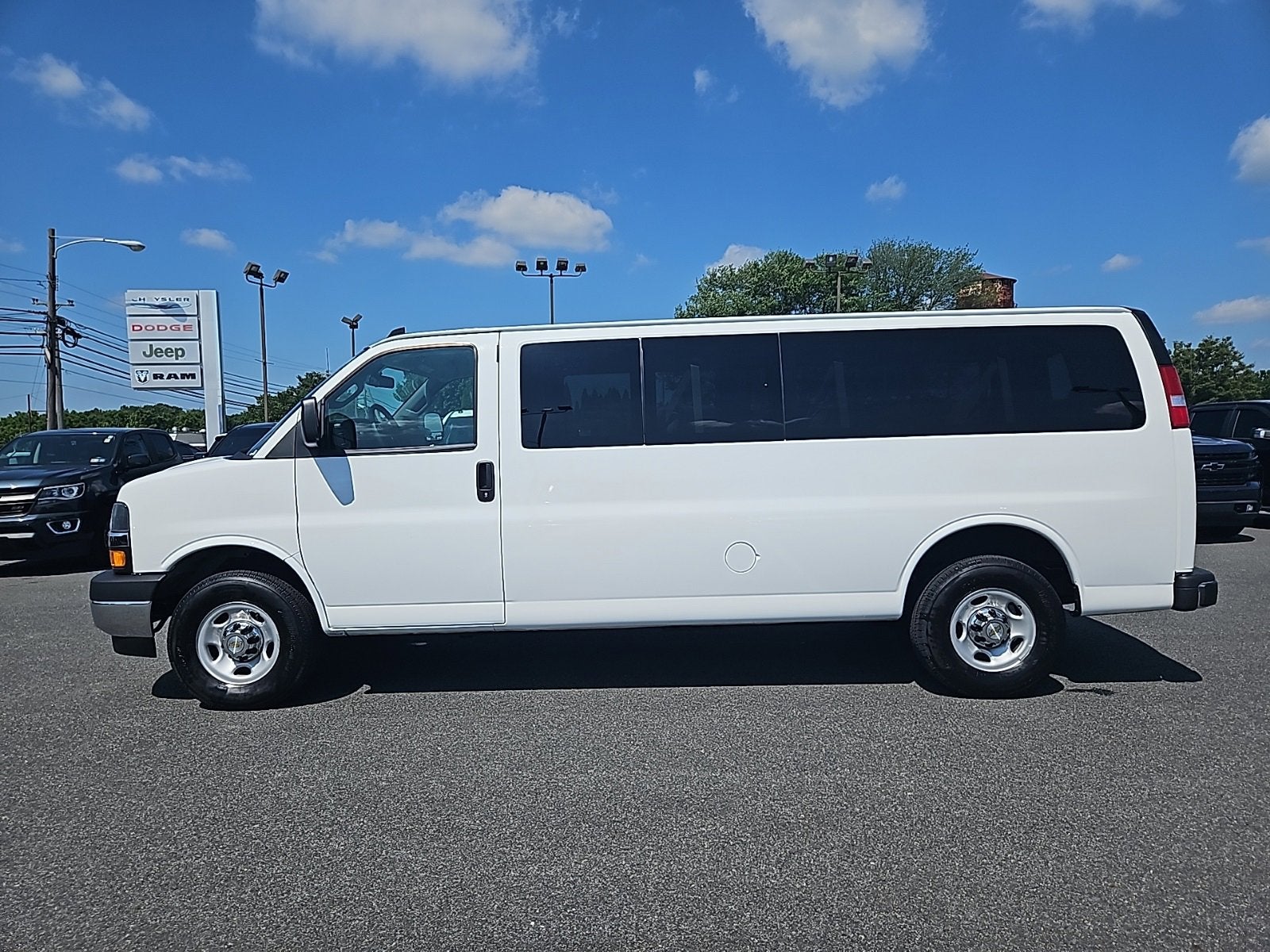 2024 Chevrolet Express Passenger 3500 1LT