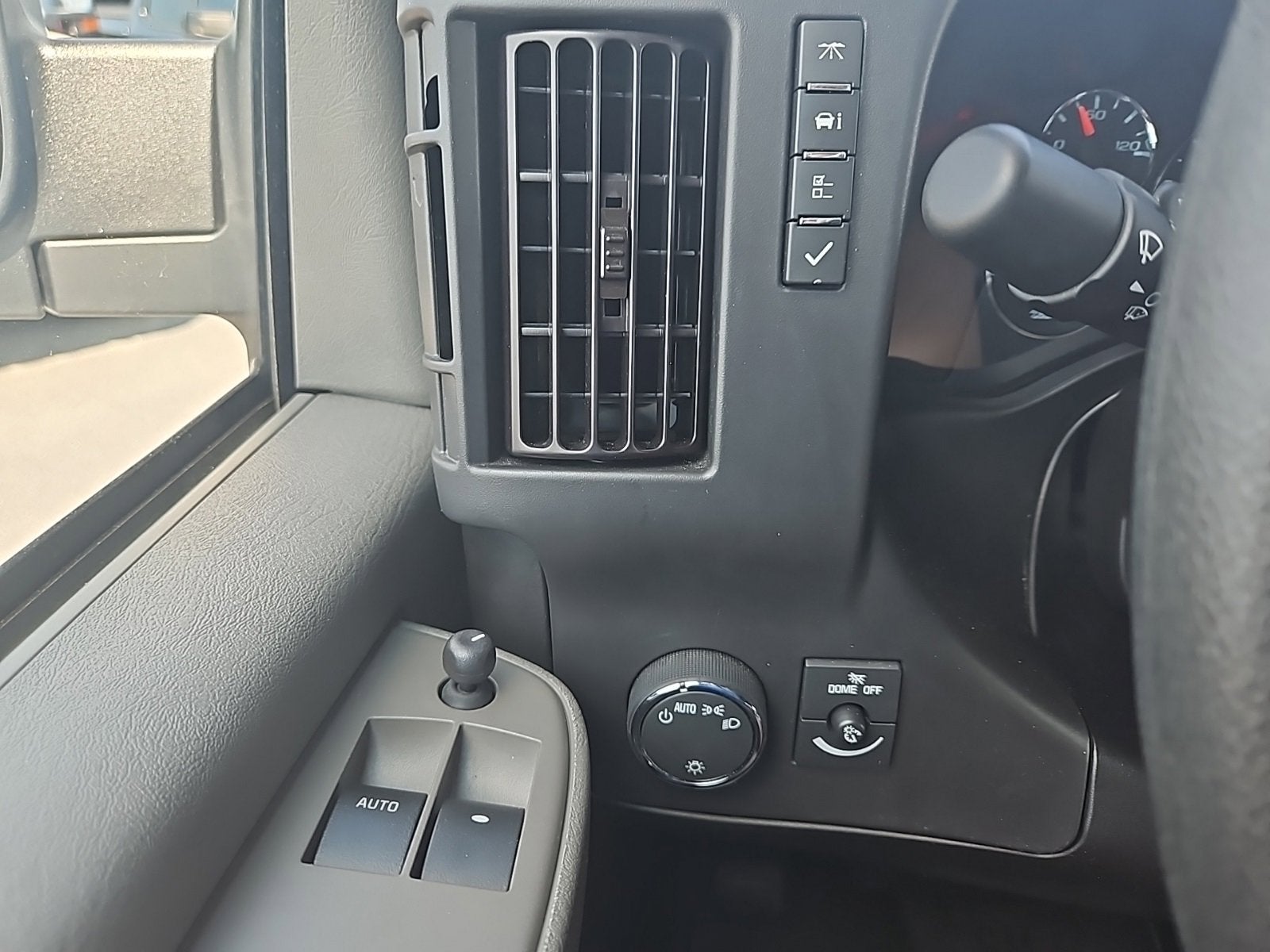 2024 Chevrolet Express Passenger 3500 1LT