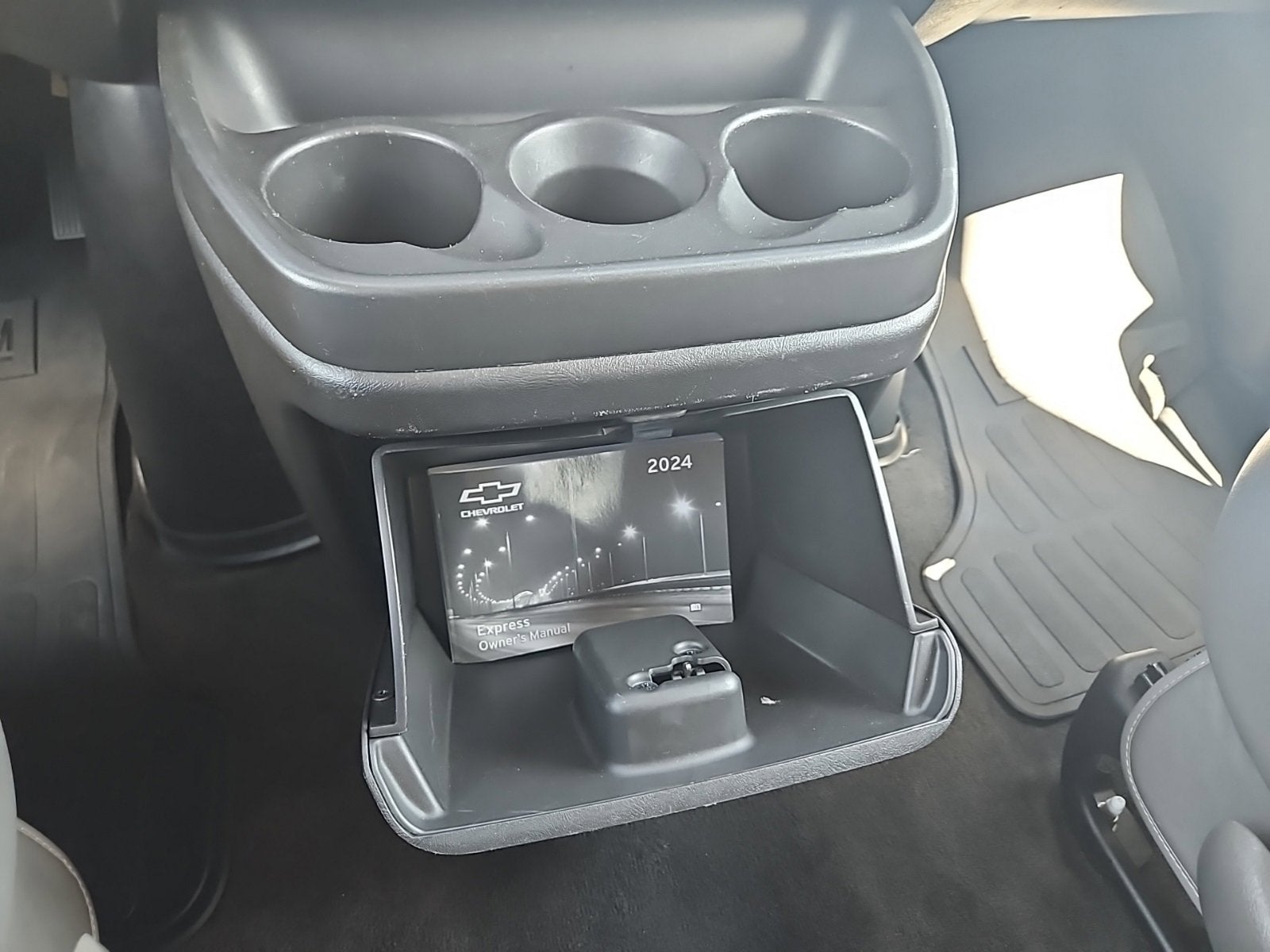 2024 Chevrolet Express Passenger 3500 1LT