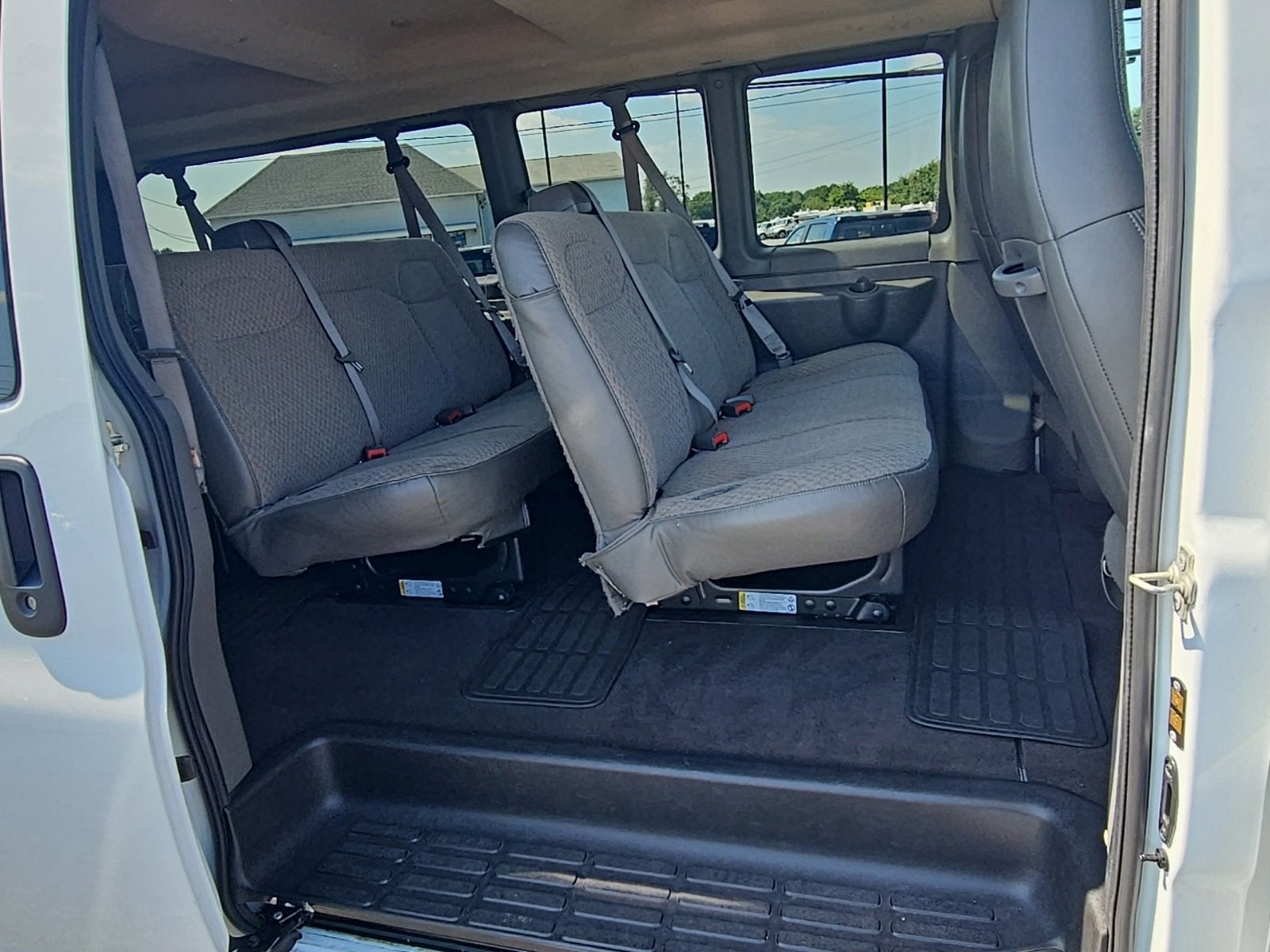 2024 Chevrolet Express Passenger 3500 1LT