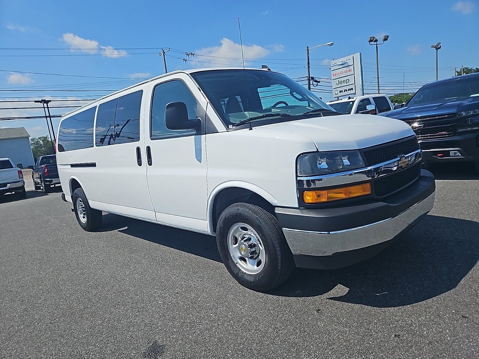 2024 Chevrolet Express Passenger 3500 1LT