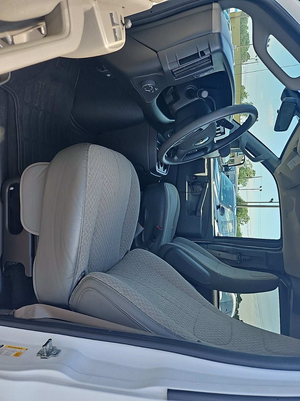 2024 Chevrolet Express Passenger 3500 1LT