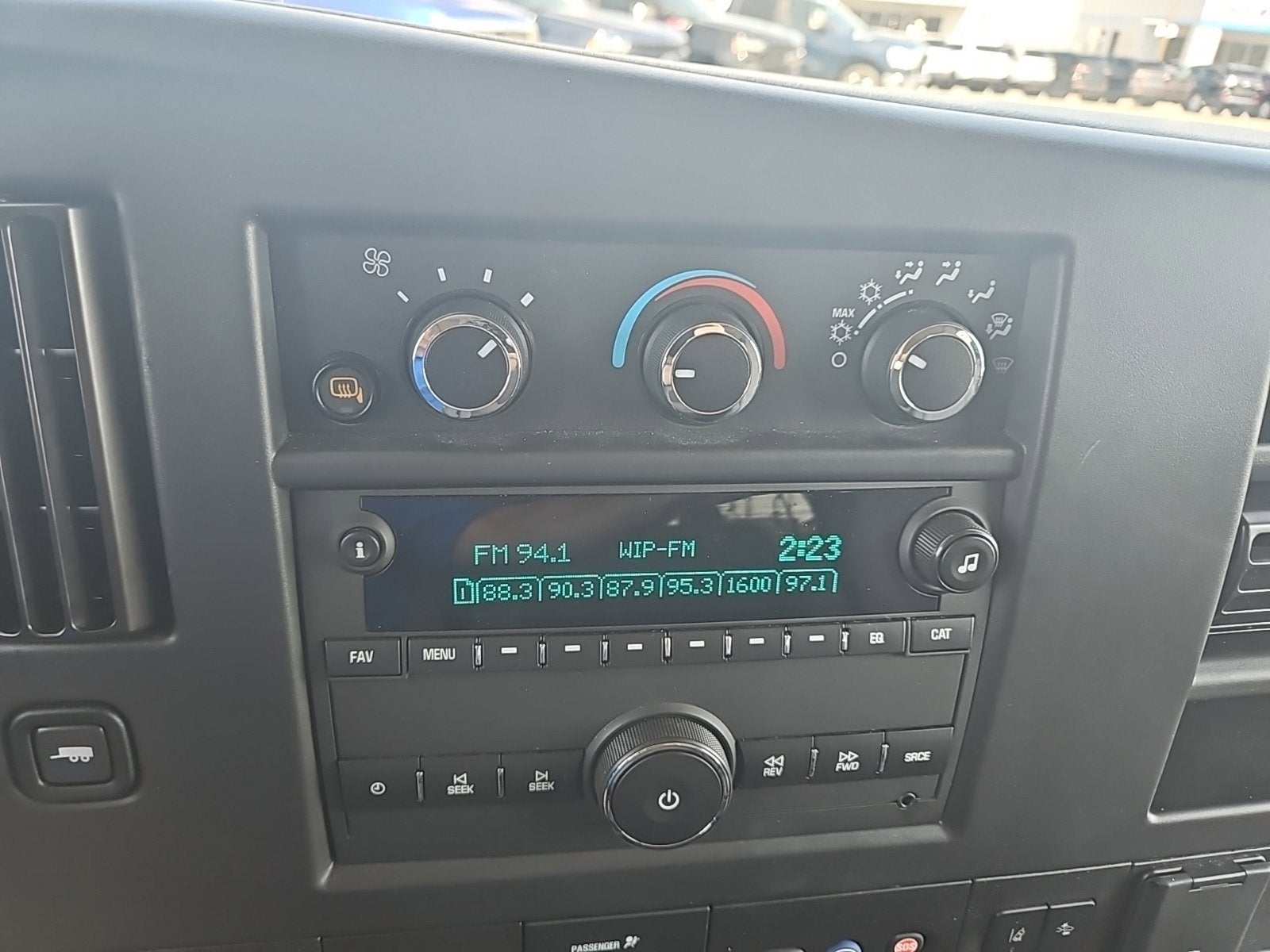 2024 Chevrolet Express Passenger 3500 1LT