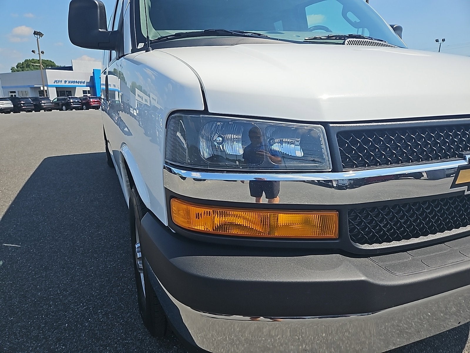 2024 Chevrolet Express Passenger 3500 1LT