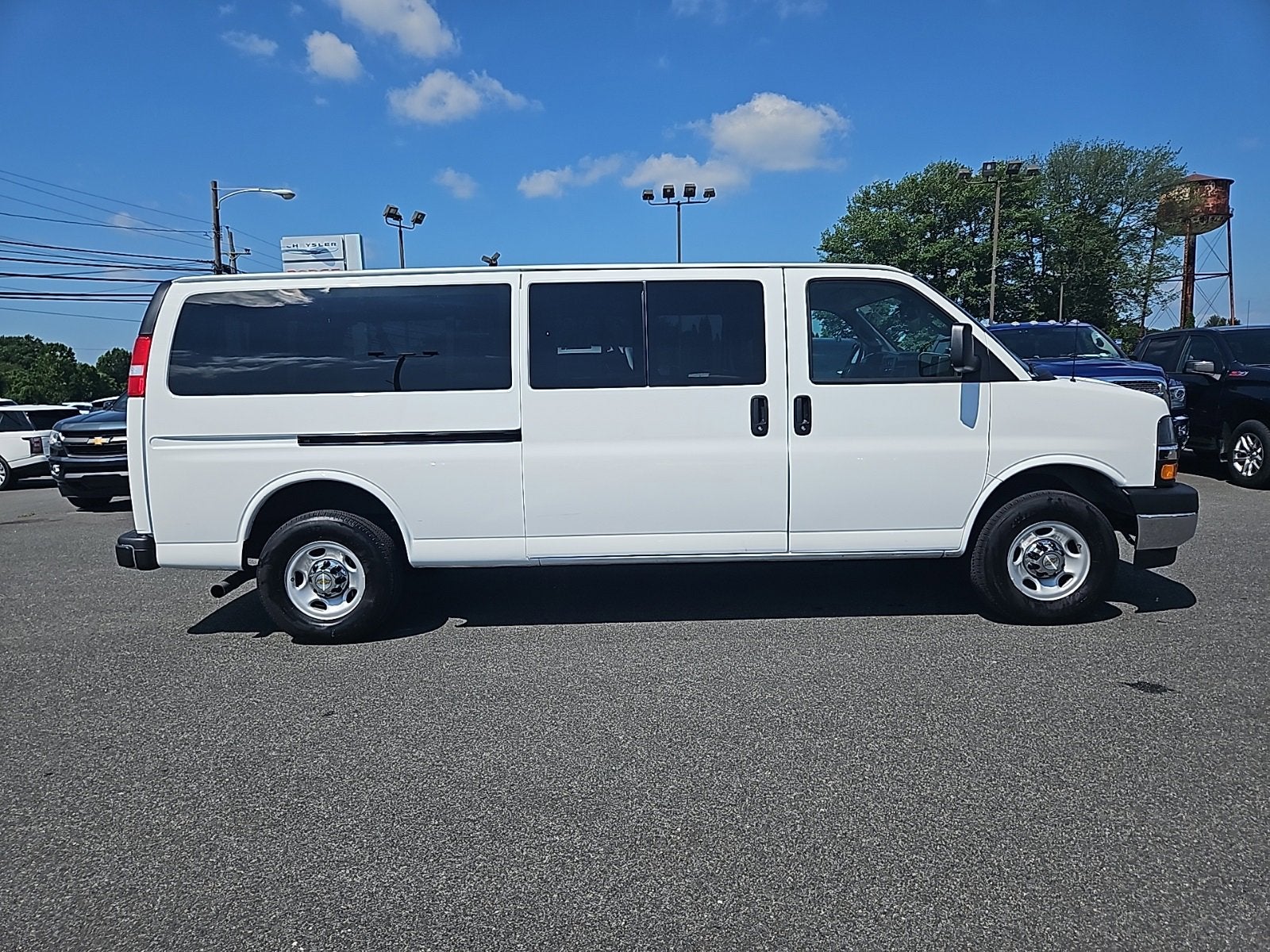 2024 Chevrolet Express Passenger 3500 1LT