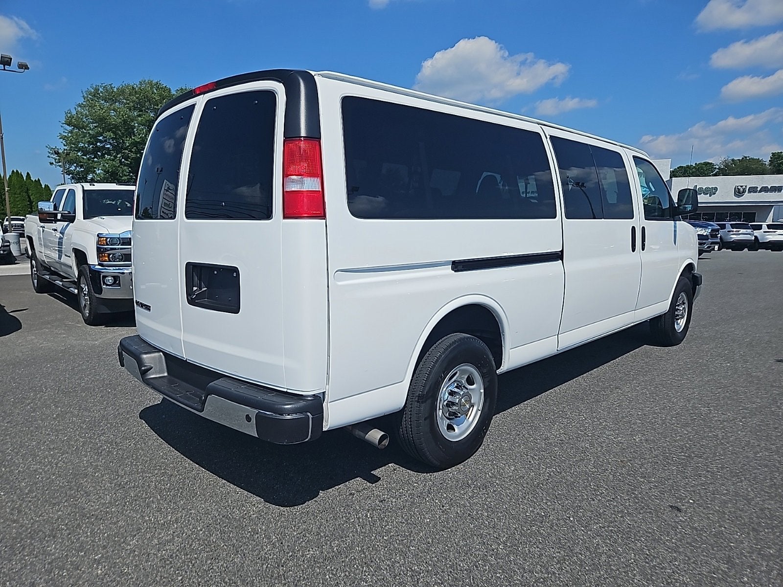 2024 Chevrolet Express Passenger 3500 1LT