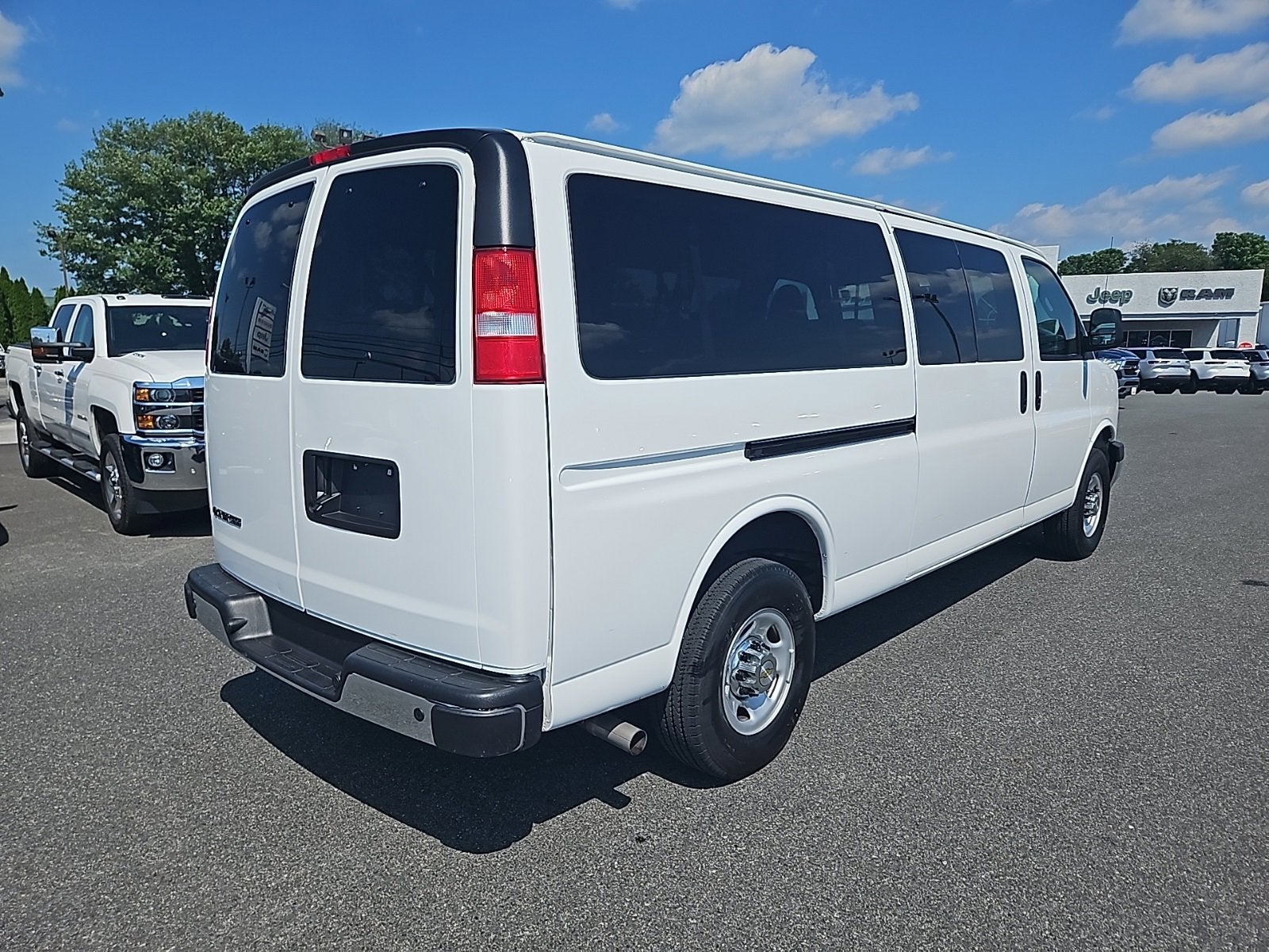 2024 Chevrolet Express Passenger 3500 1LT