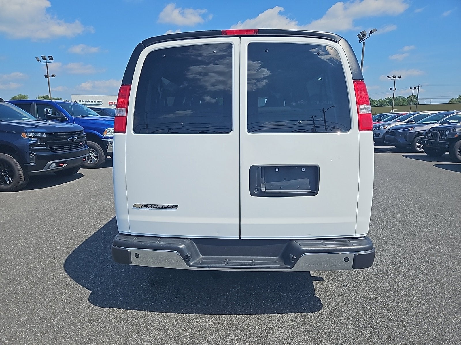 2024 Chevrolet Express Passenger 3500 1LT
