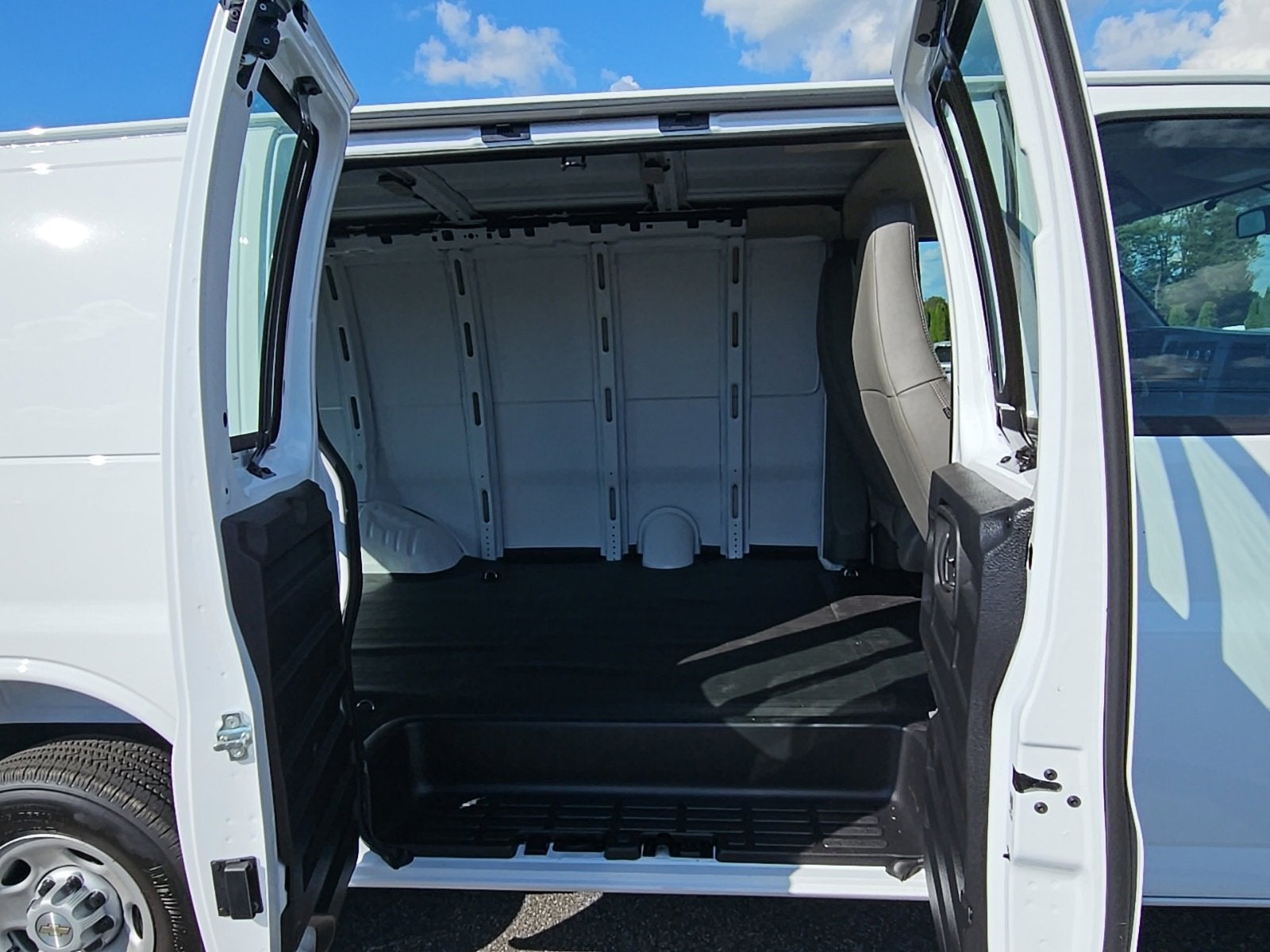 2025 Chevrolet Express Cargo 2500 WT