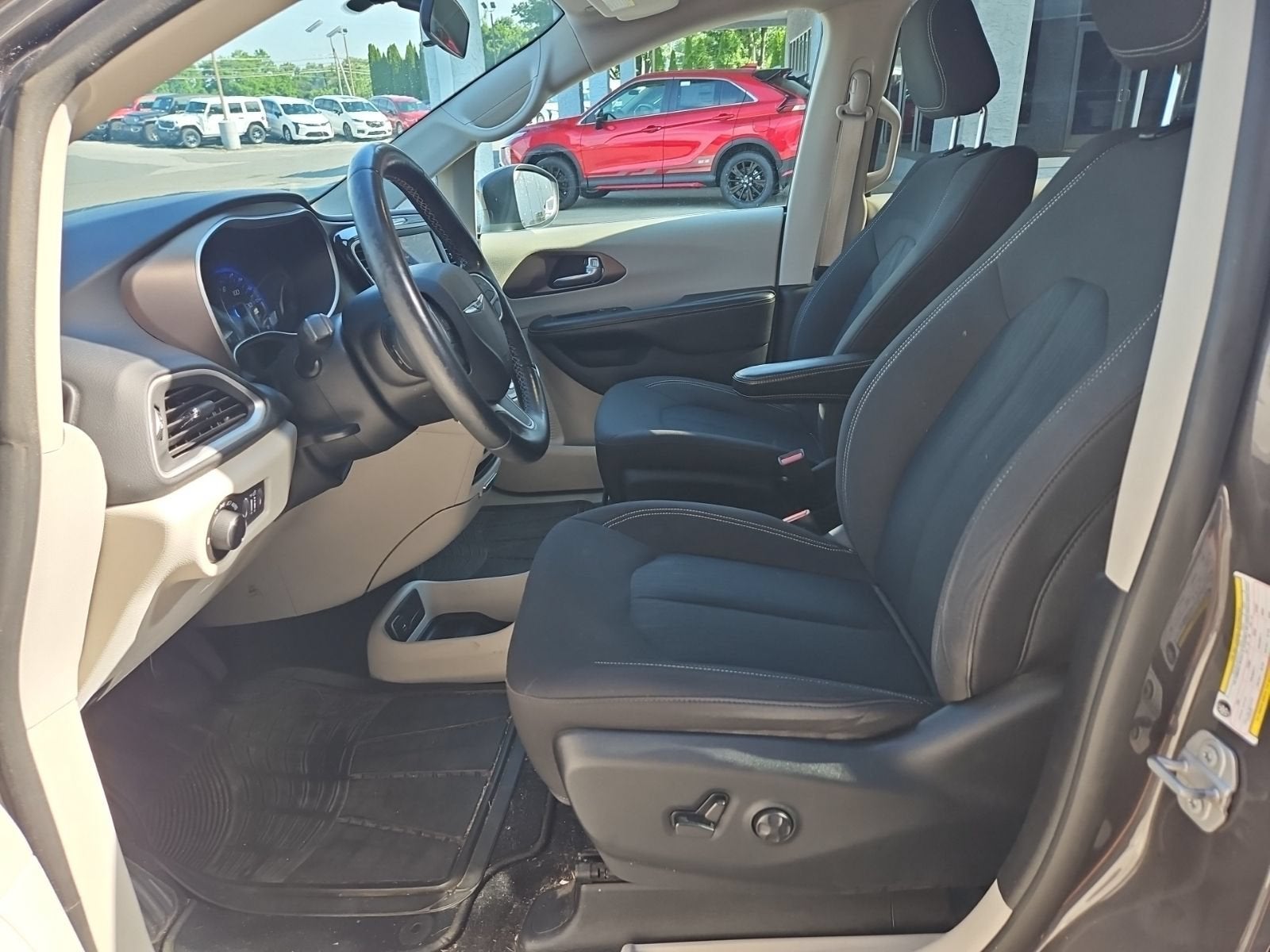 2020 Chrysler Voyager LX